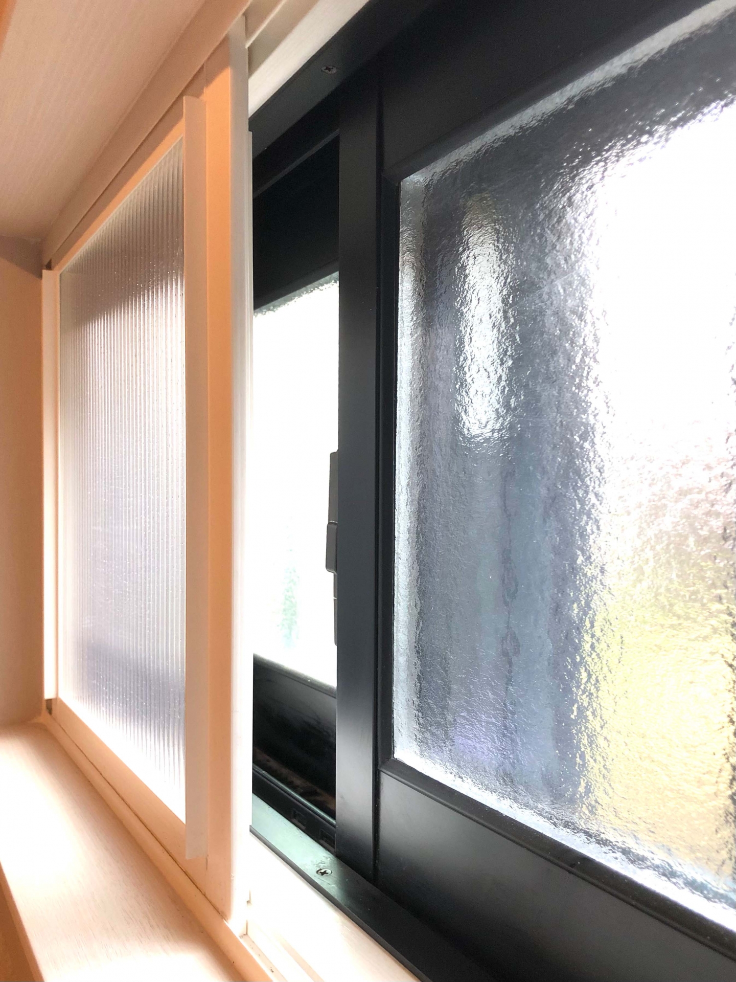 窓を二重にすることで断熱効果を高め、外からの騒音を軽減します。
省エネや快適な住環境の実現に最適な施工です。