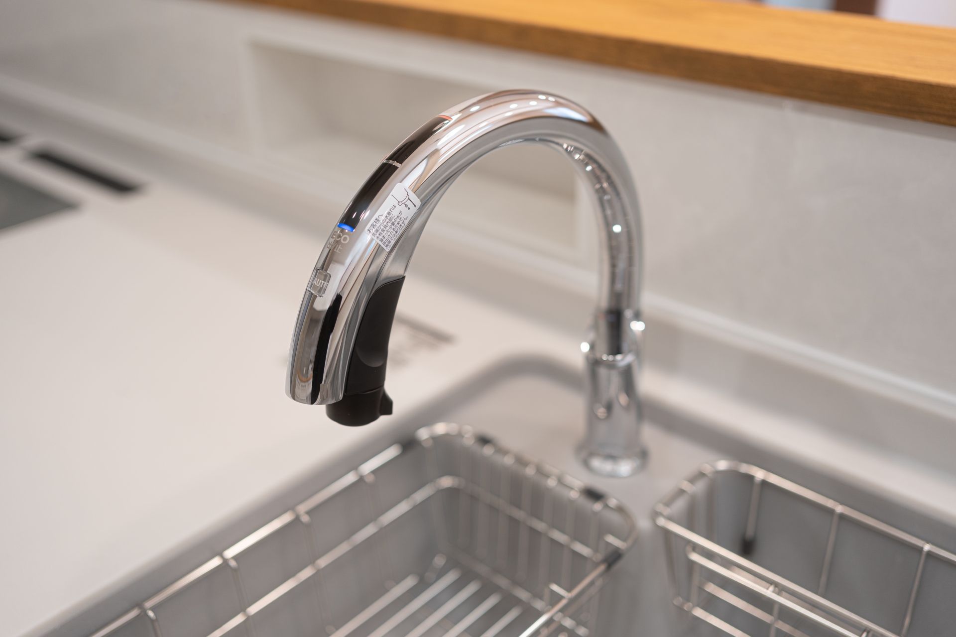 キッチンの水栓を交換または設置するサービスです。
節水型やタッチレス機能付きのモデルを取り入れることで、効率的で衛生的な調理環境を提供します。