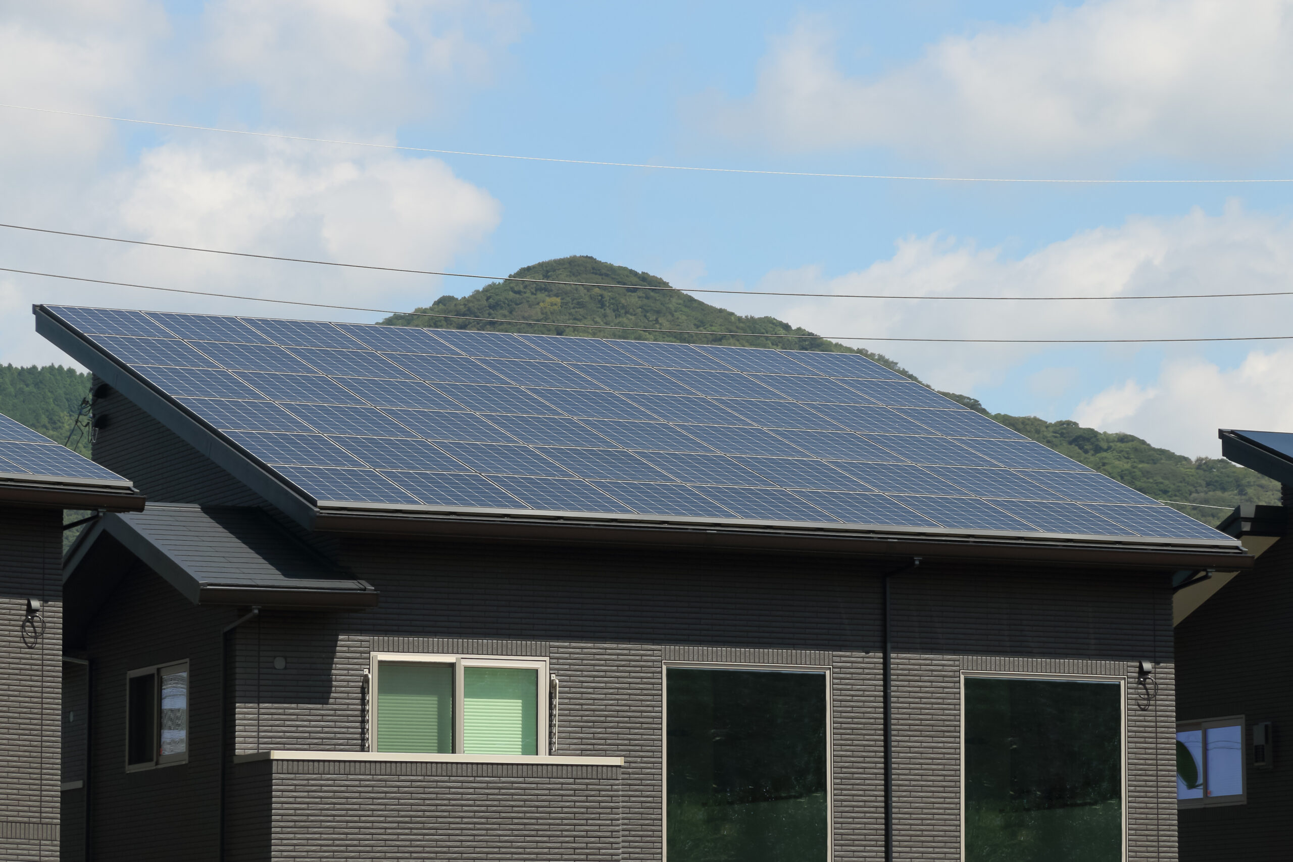 屋根や庭に太陽光パネルを設置し、クリーンエネルギーを活用する環境に優しい設備を提供します。