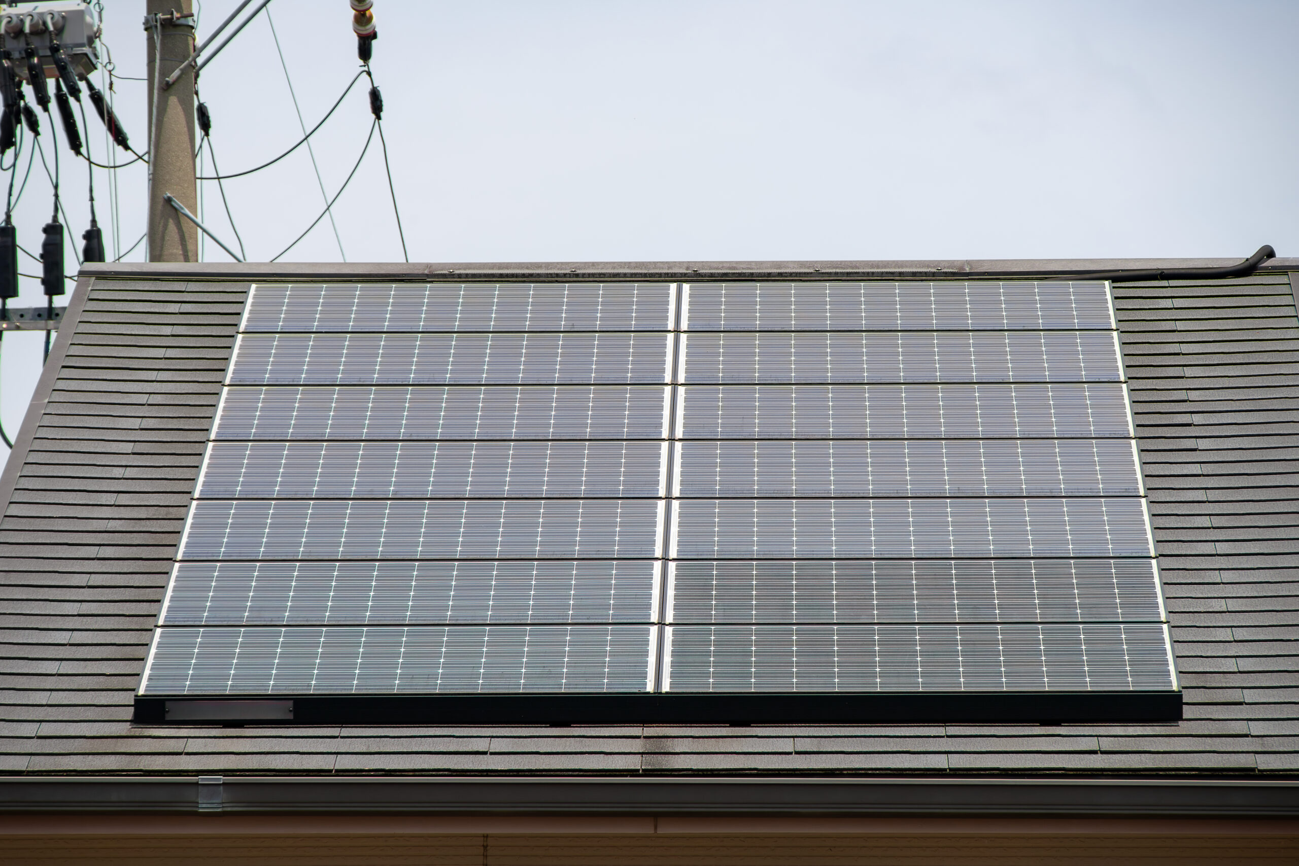 屋根や庭に太陽光パネルを設置し、クリーンエネルギーを活用する環境に優しい設備を提供します。