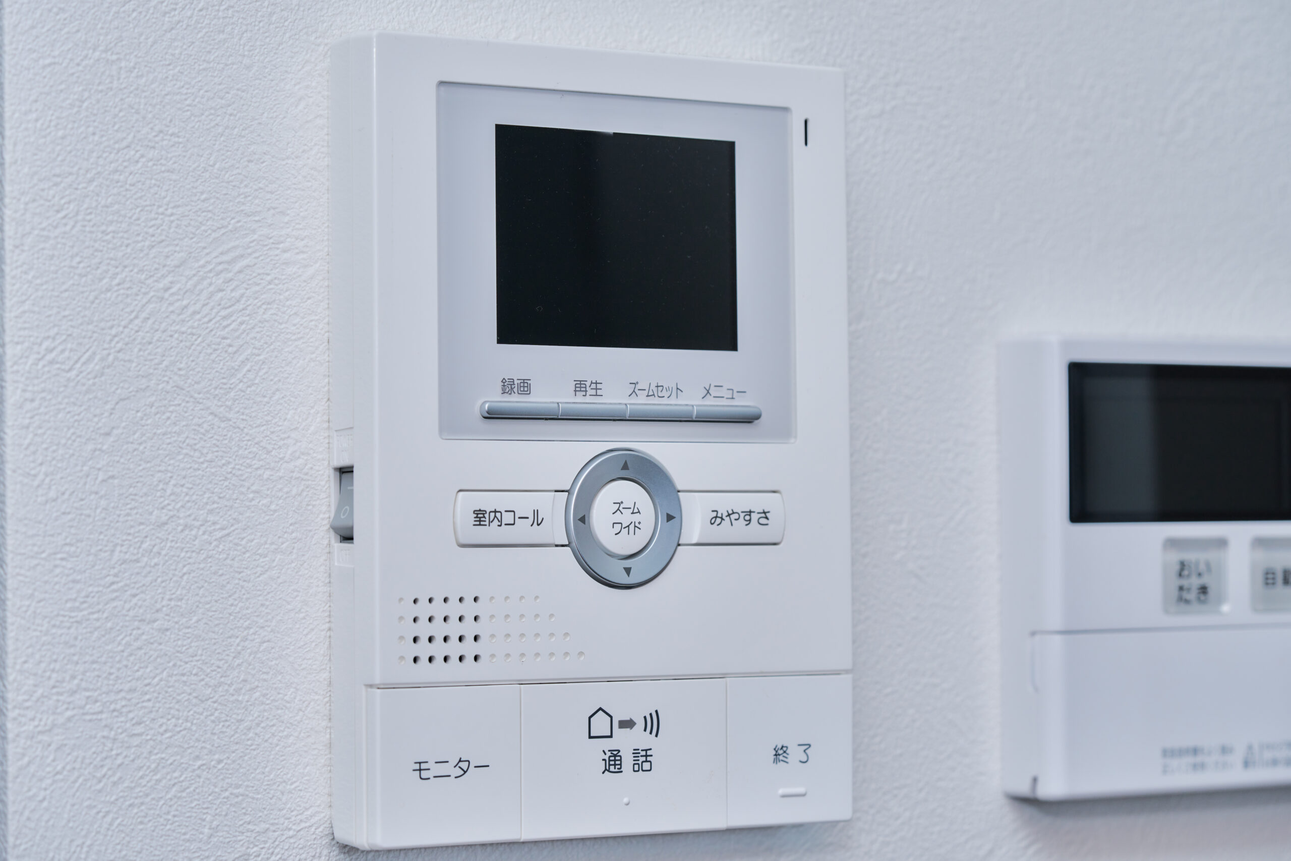 玄関に設置するテレビドアホンやインターホンを取り替え・新設します。
最新のセキュリティ機能で防犯性能を向上させます。