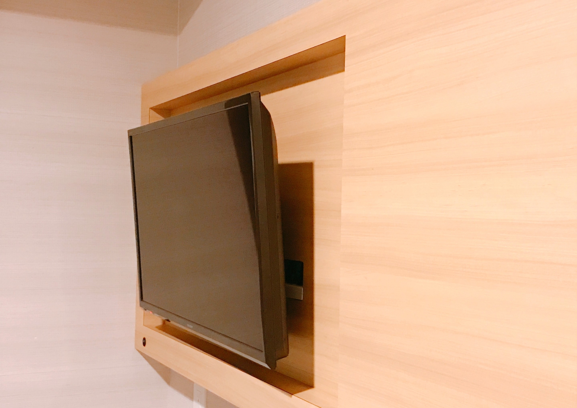 テレビを壁掛けにします。