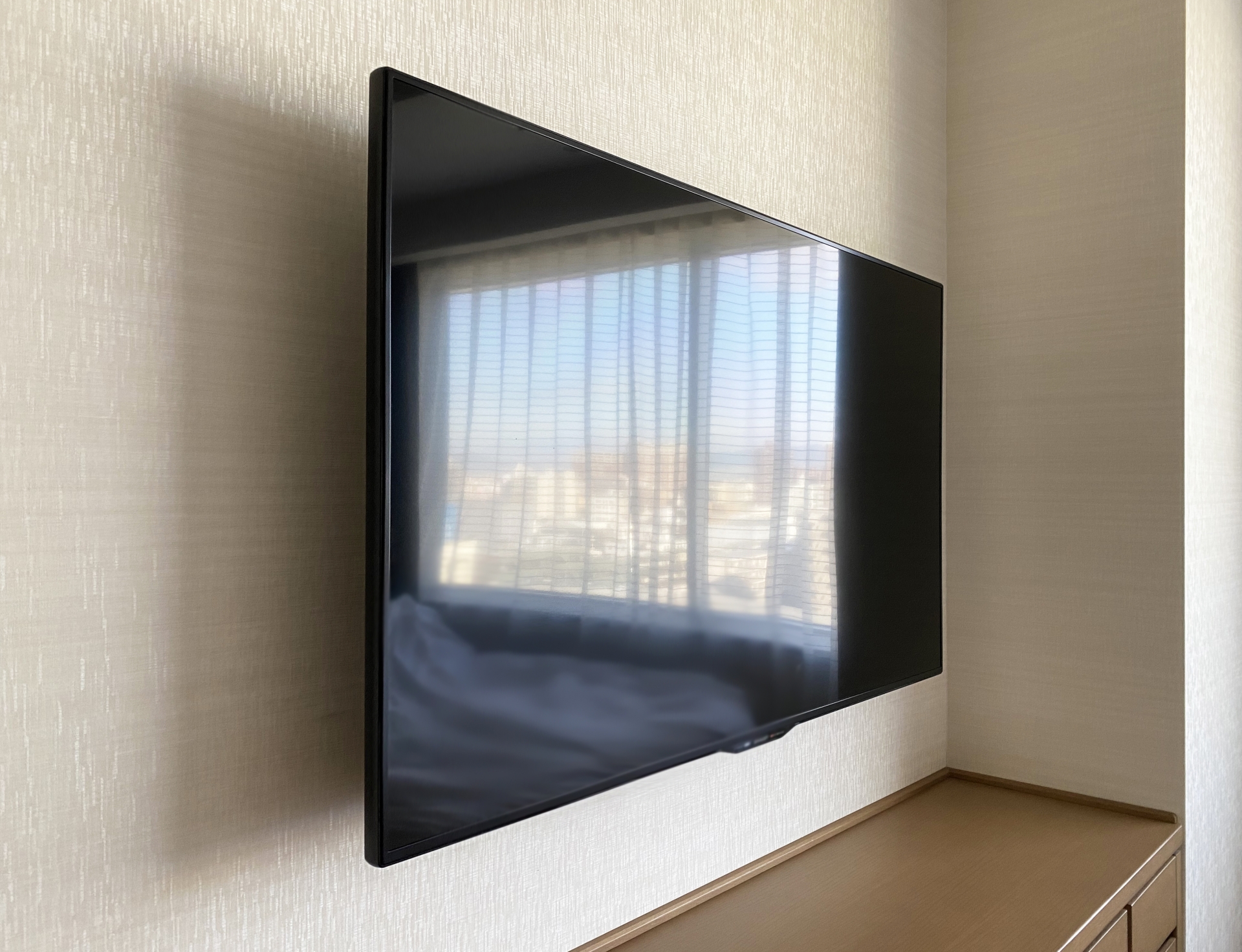 テレビを壁掛けにします。