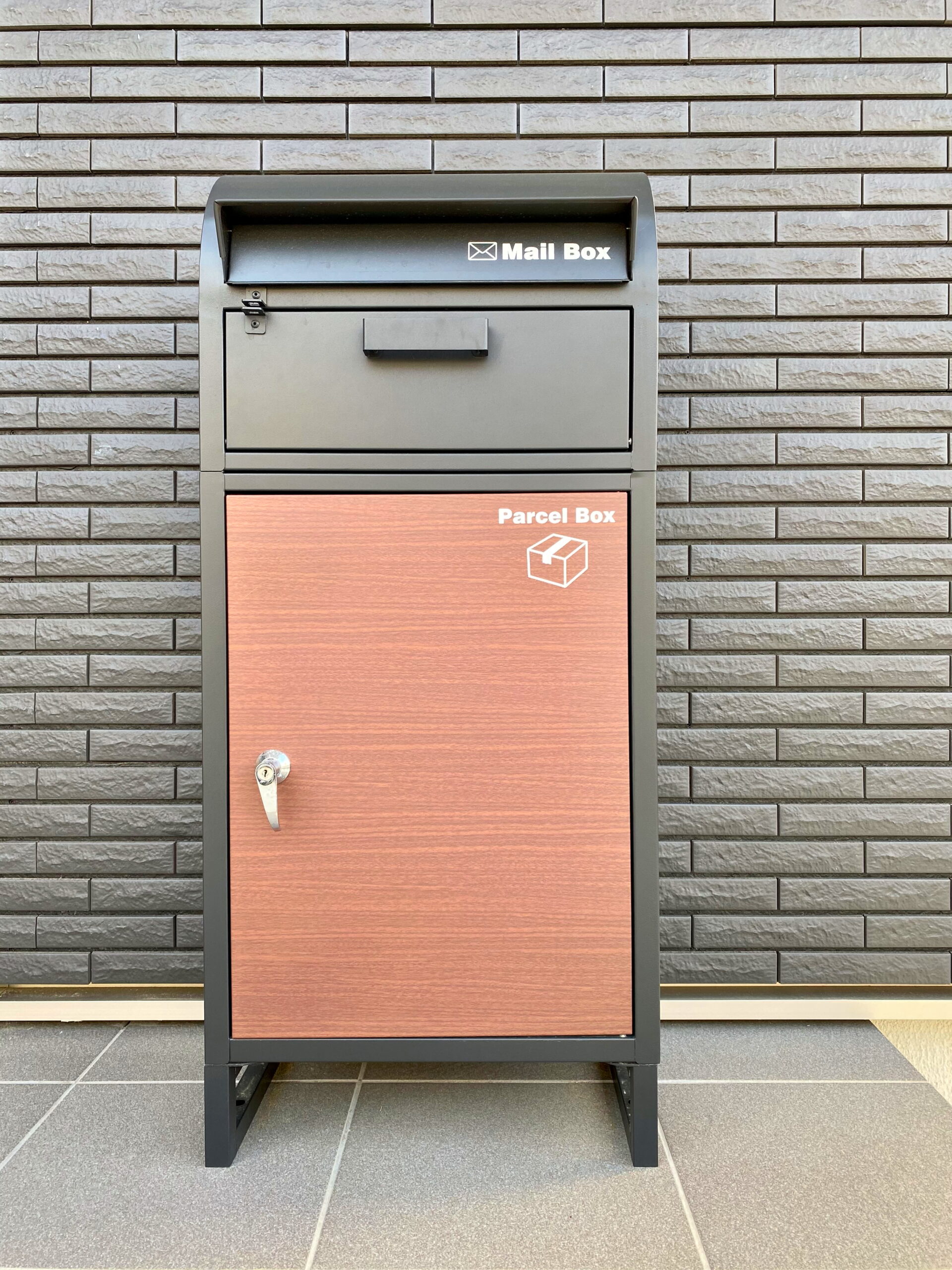 宅配ボックスを設置することで、不在時でも荷物を受け取ることが可能になります。
防犯性とデザイン性に優れた種類からお選びいただけます。