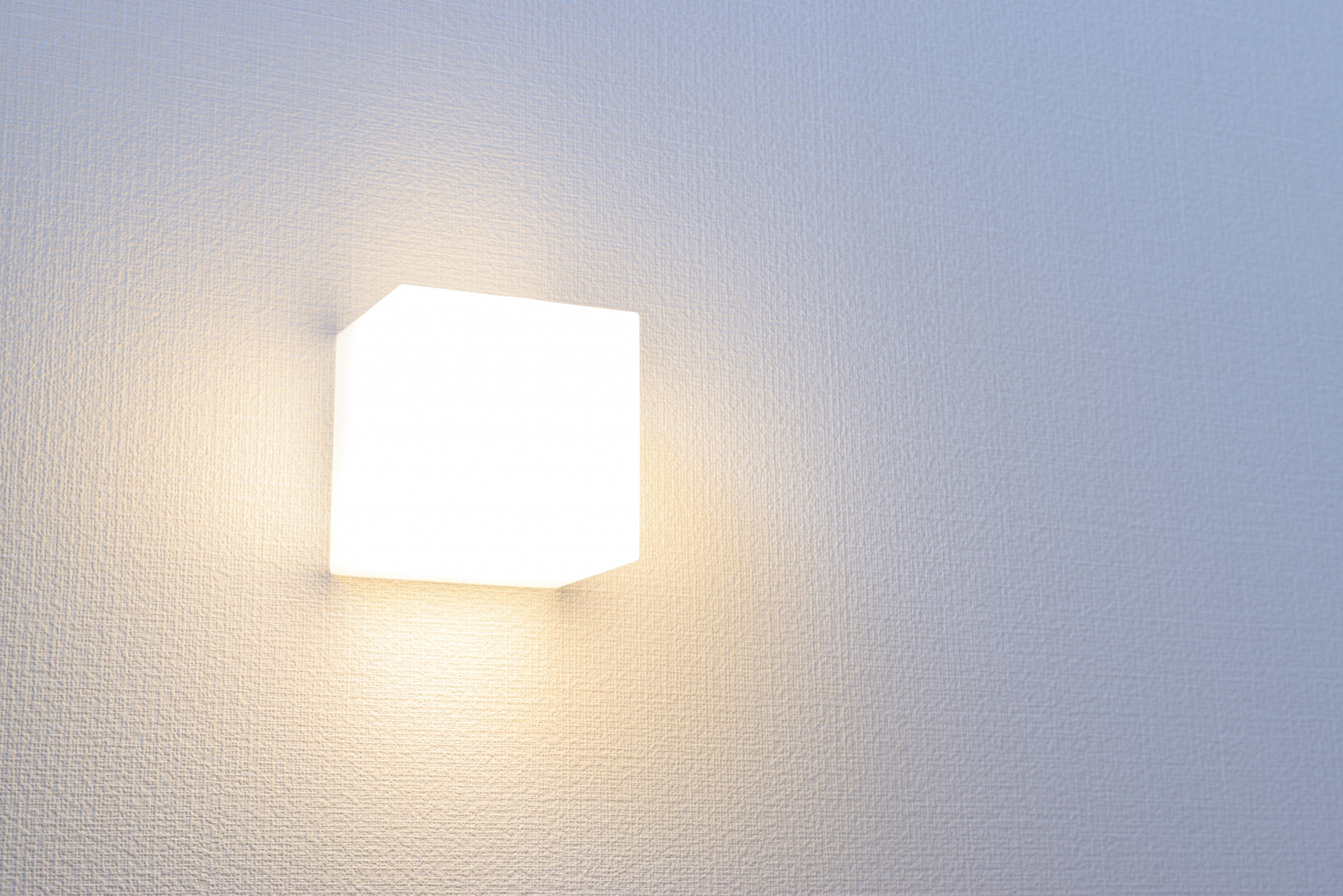 室内外の照明を交換・追加設置するサービスです。
LEDなどの省エネ照明からデザイン性の高いものまで、幅広い選択肢をご提供します。