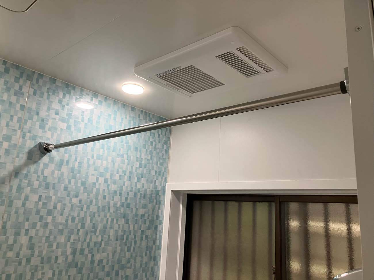 古くなった浴室乾燥機の交換をする工事です。