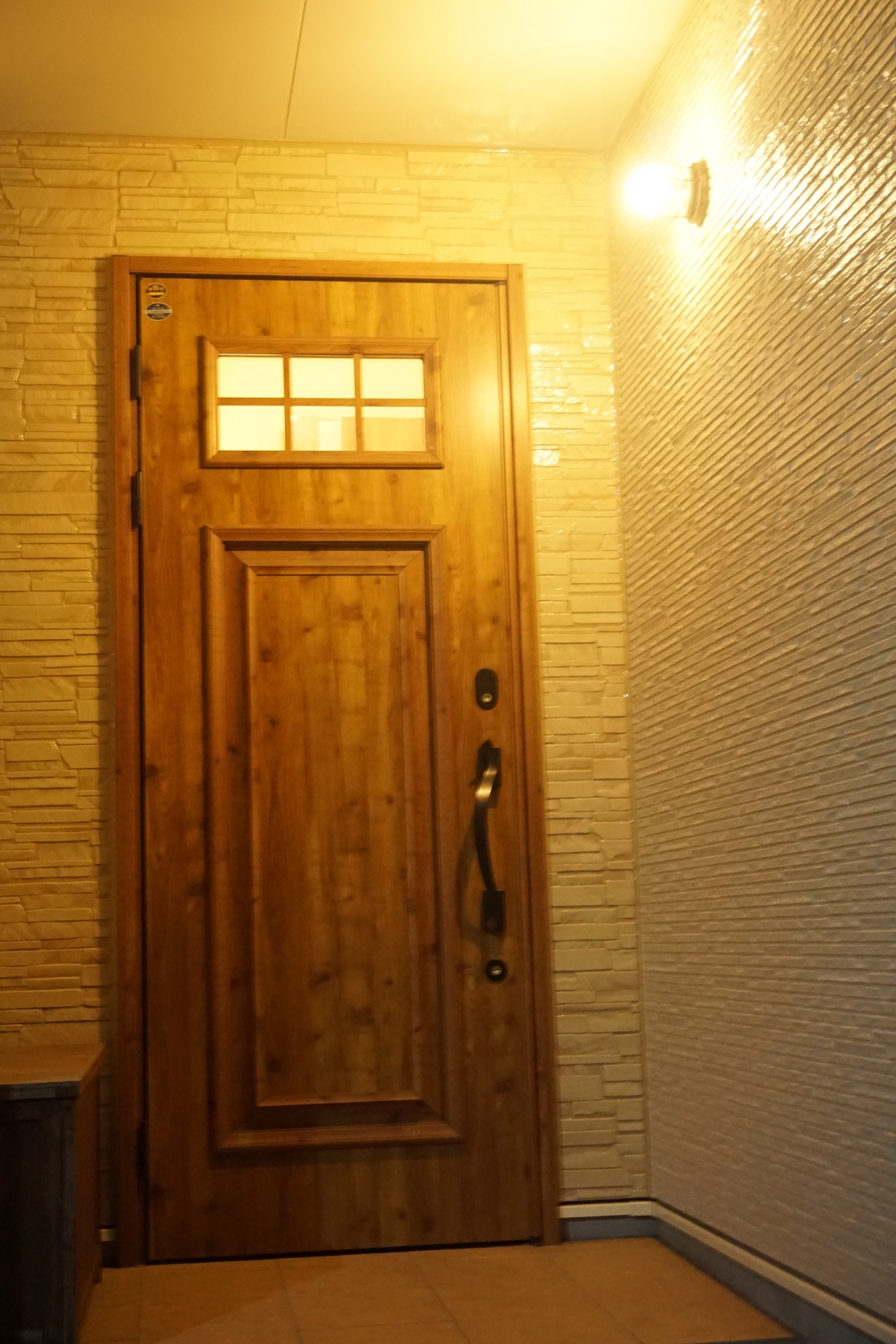 玄関や屋外にセンサー付きの照明を設置します。
人感センサーで必要なときだけ点灯する省エネ仕様の照明をご提案します。