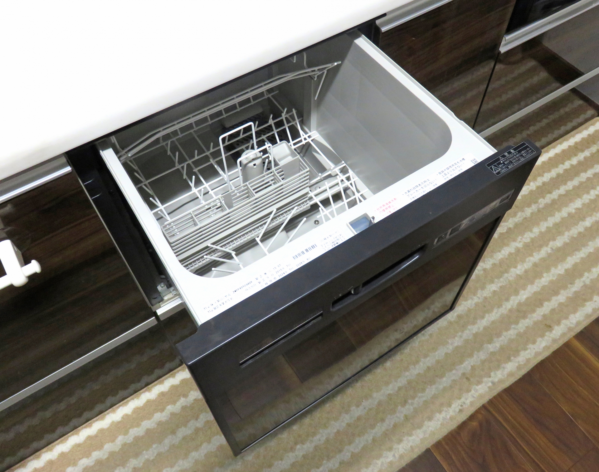 キッチンに食器洗浄乾燥機の設置を行います。